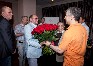 П.Лесин дарит букет цветов
