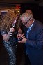 А.Олейник вручает Э.Ребгуну серебряный подарок фабрики «Аргента» от группы компаний «Русское золото» 