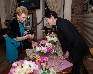 Коллега Т.Чернышева (слева) и г-жа Флоранс. Создание цветочных композиций  от компании «Фея  розы» (классические и романтические душистые розы)