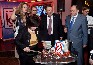 Руководитель компании "Рускейт" Н.Авалова разрезает новогодний торт