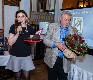 Л.Хаутова преподносит  набор конфет с фотографиями Ю.Гусмана  от компании «CHOKO NEKO»  и роскошный букет роз  от "Evrobuket Flower Delivery"