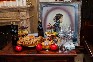 На мероприятии был накрыт специальный стол с традиционными угощениями в Рош ха-Шана: яблоки, мед, гранаты, хала, финики и, конечно, кошерное вино.
